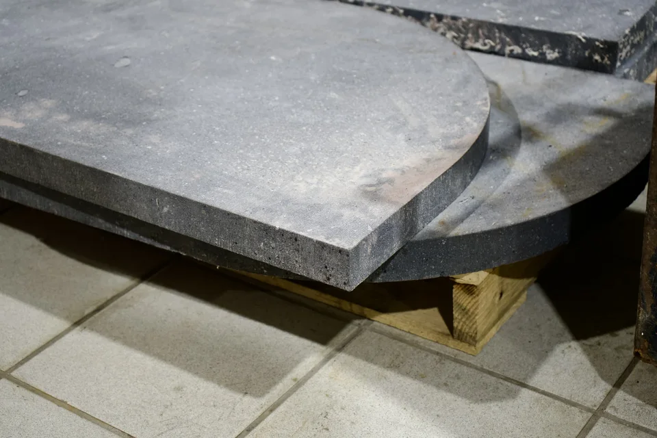 Detalle de placa sobre la mesa de trabajo