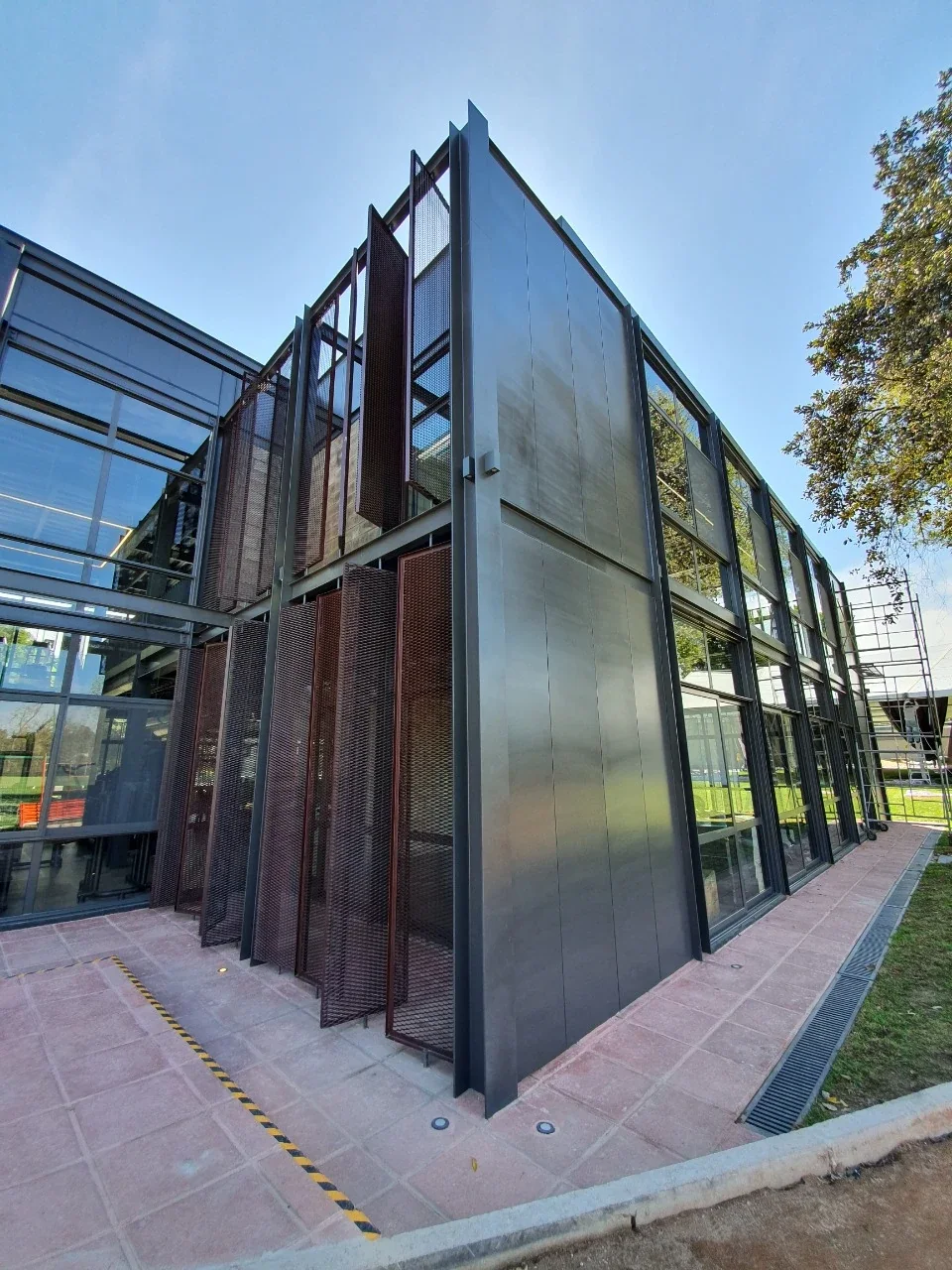 Fachada y ventanales del proyecto Club San Javier