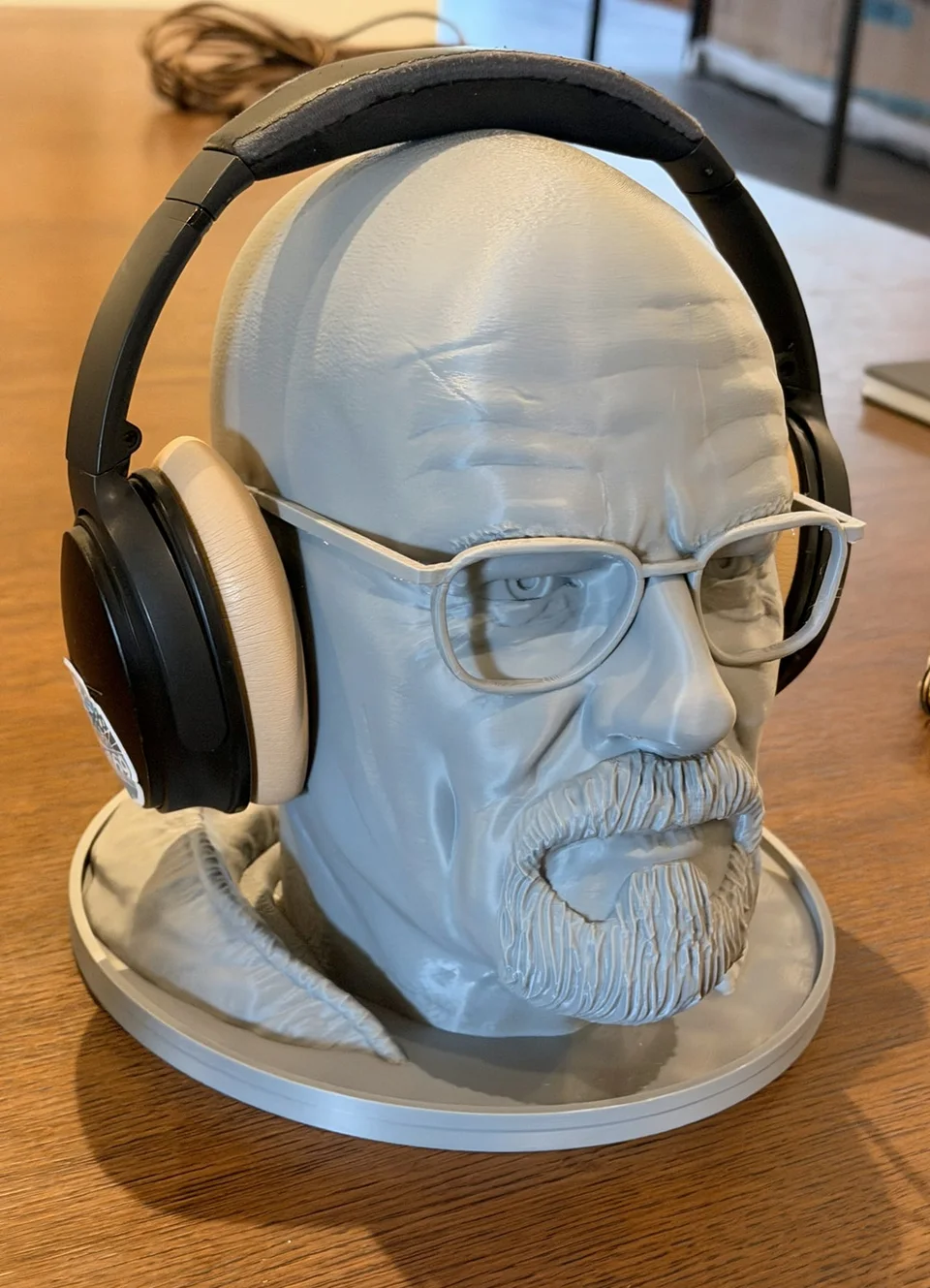 Busto impreso en 3D utilizado como soporte para audífonos