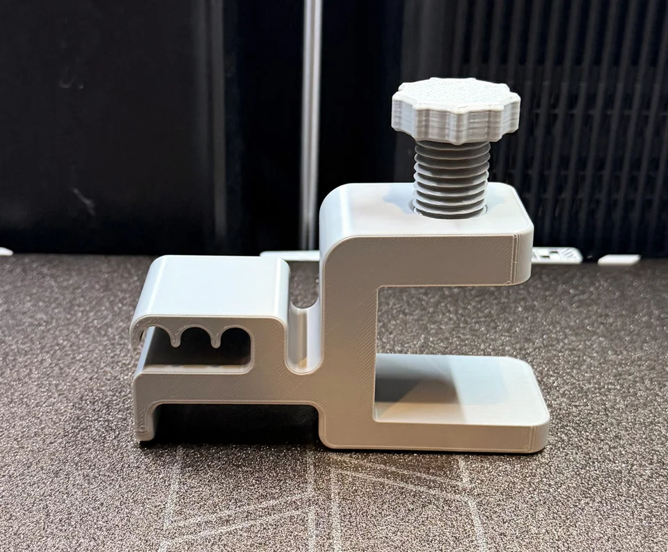 Abrazadera con tornillo impresa en 3D