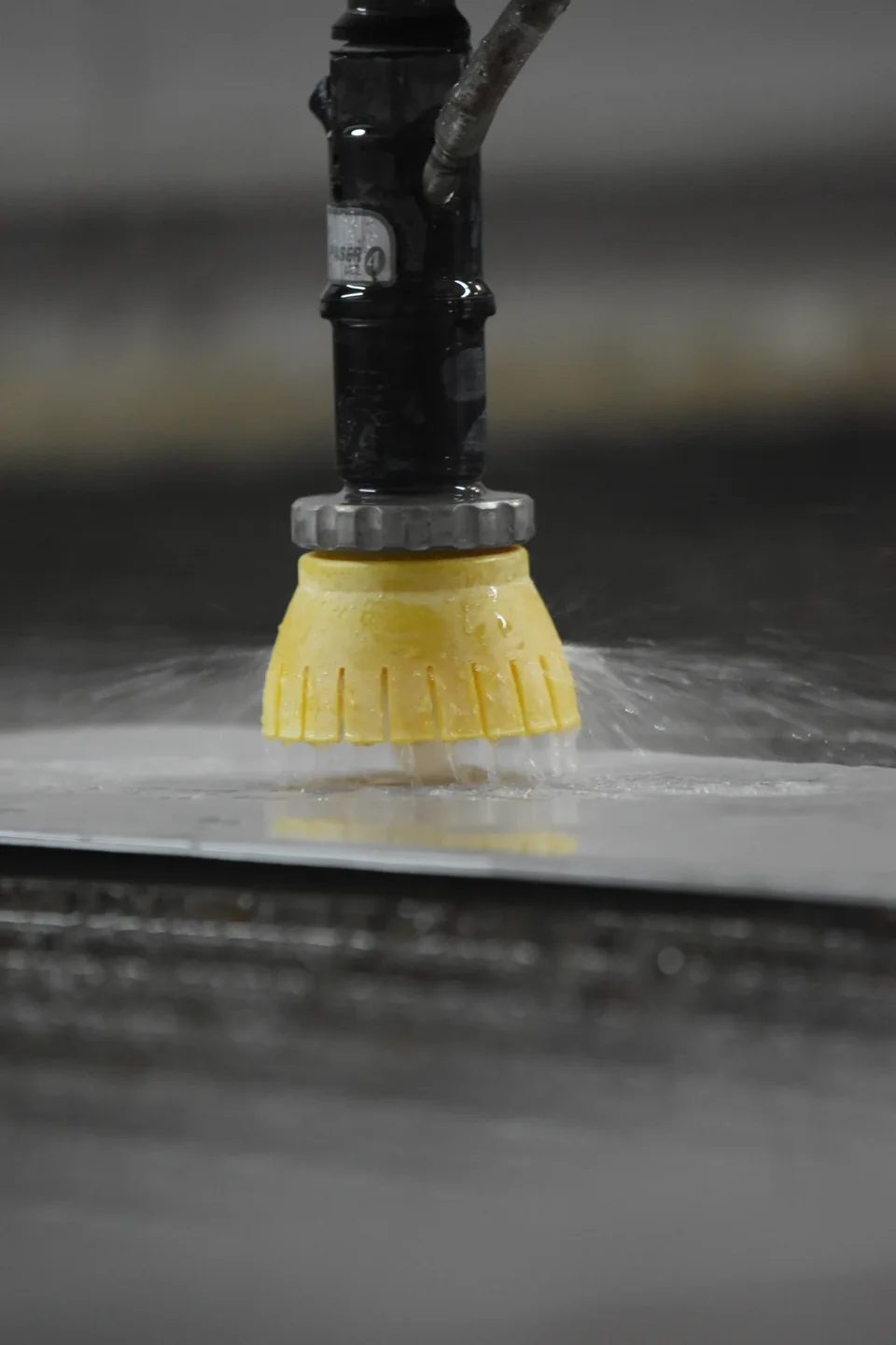 Corte con agua en taller